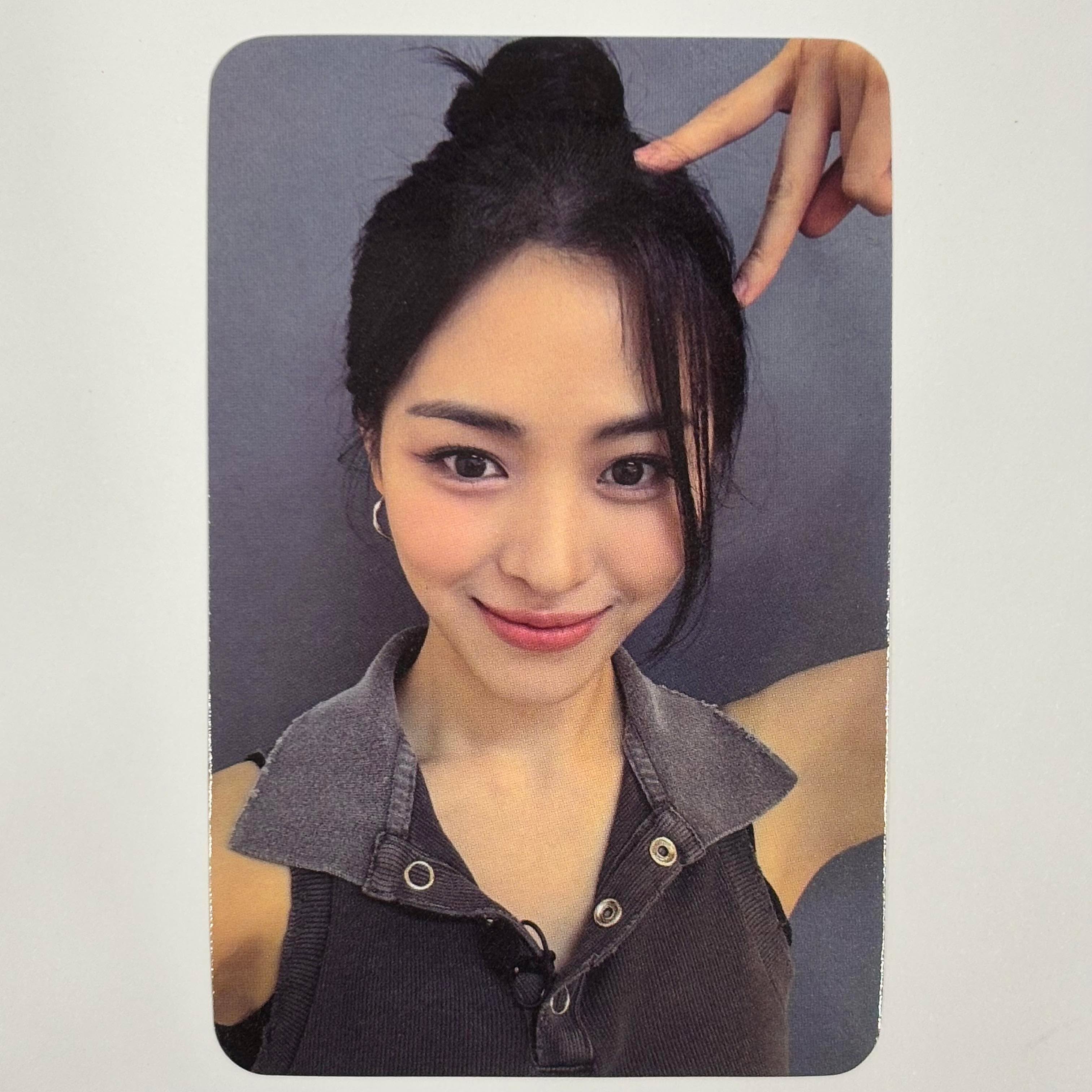 ITZY - GOLD Soundwave Photocards - Image 5
