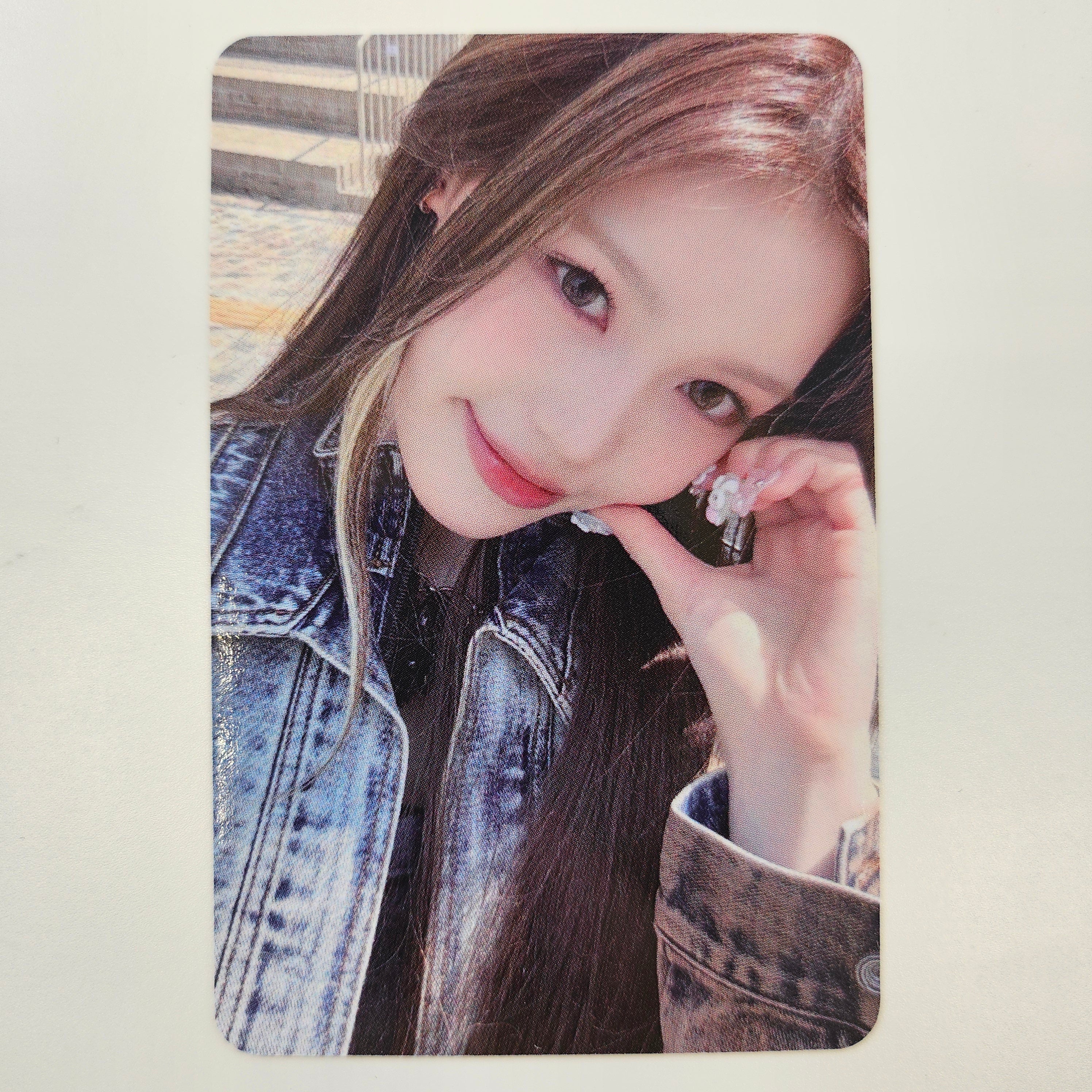 IZNA - BEEP Apple Music Photocards - Image 4