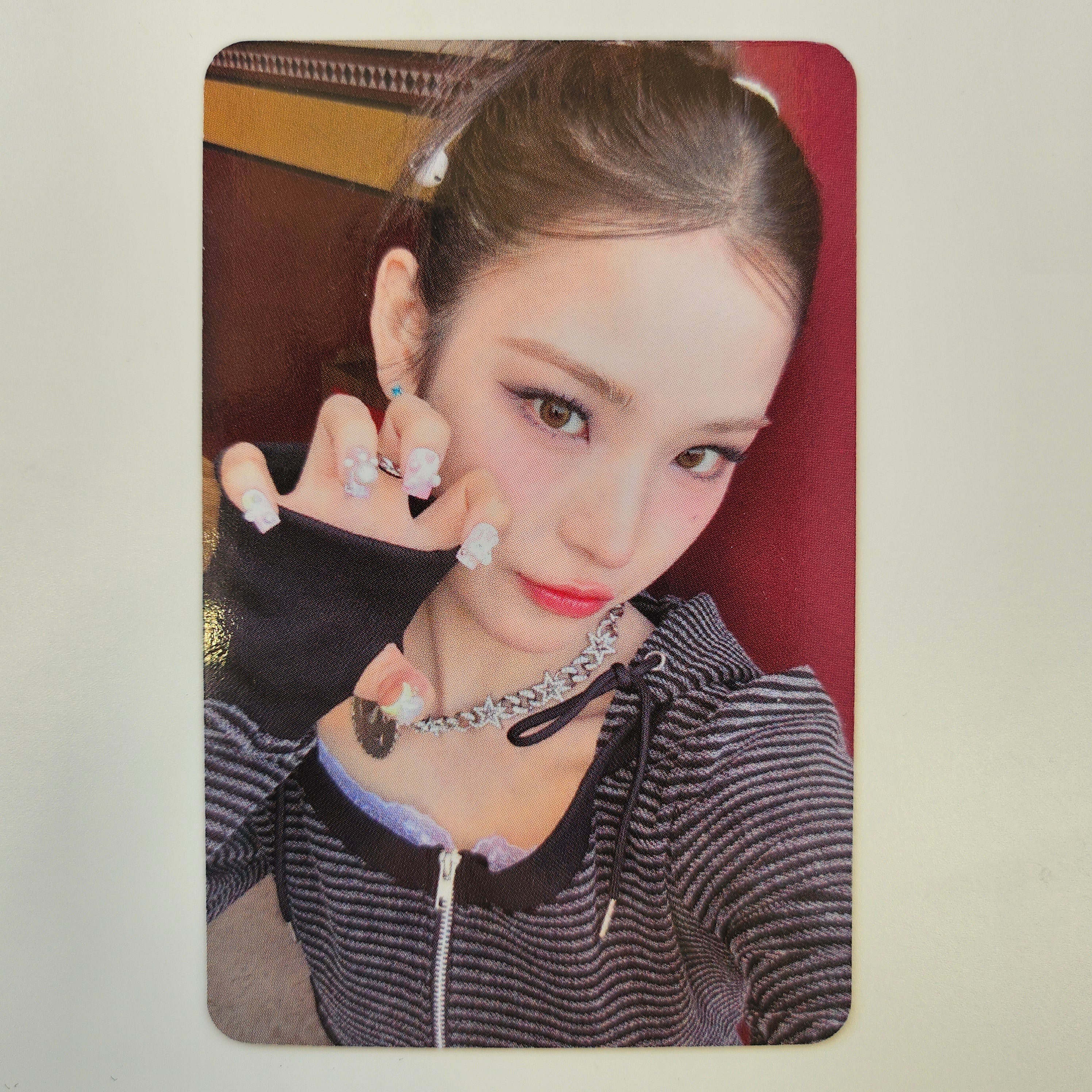 IZNA - BEEP Apple Music Photocards - Image 7