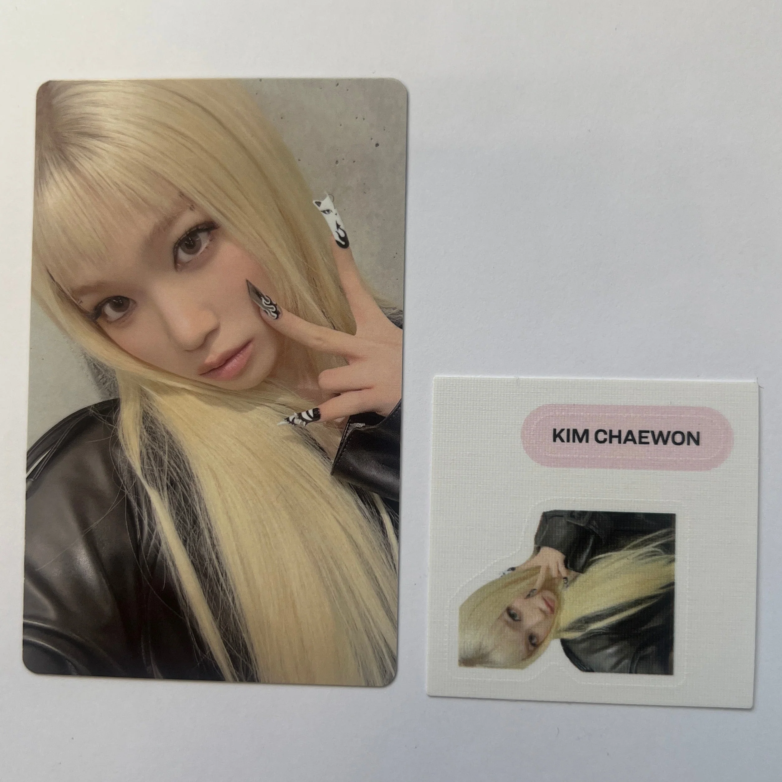LE SSERAFIM -  HOT (Compact Ver) Weverse Photocard + Sticker - Image 3