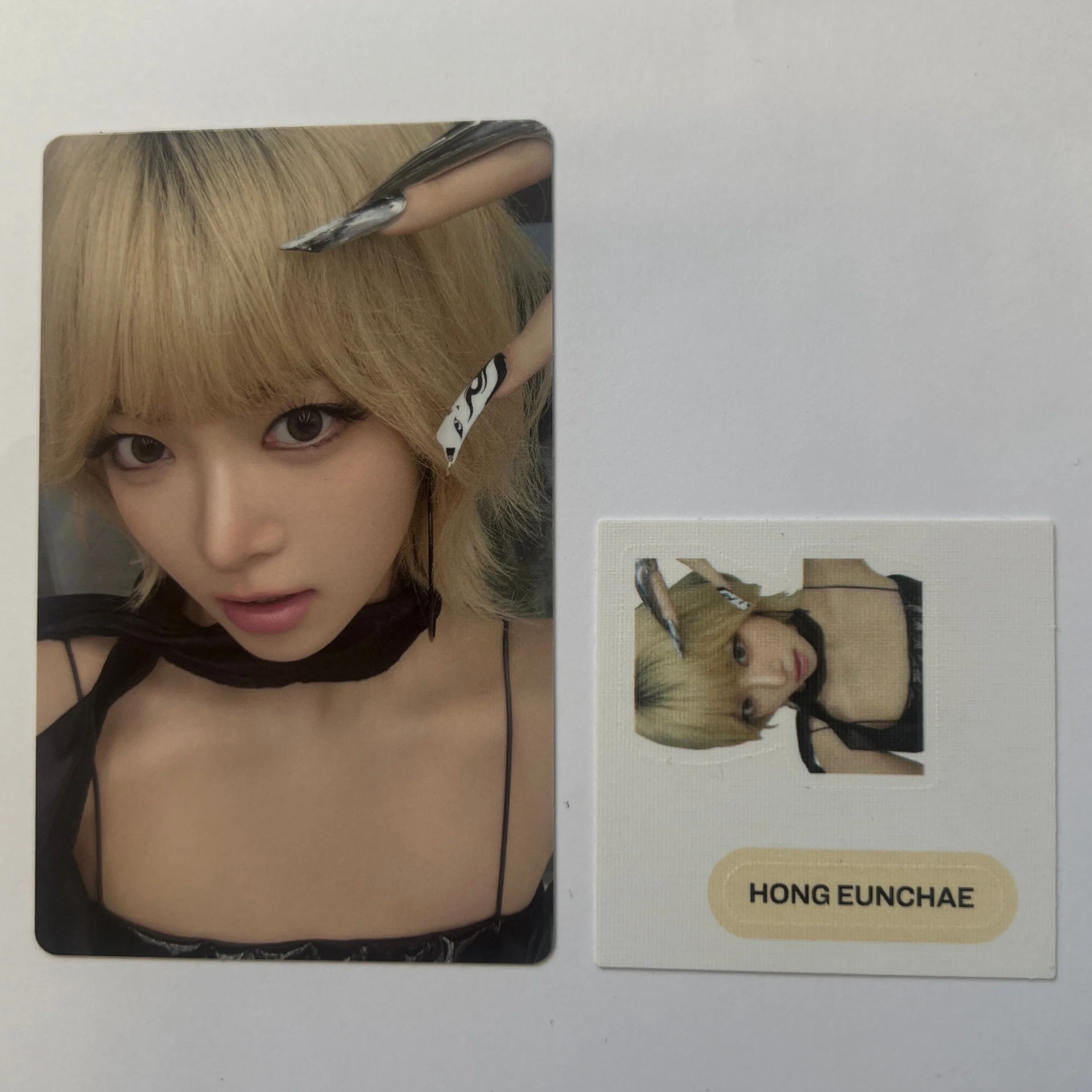 LE SSERAFIM -  HOT (Compact Ver) Weverse Photocard + Sticker - Image 4